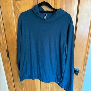 Vuori Blue light wears hoodie